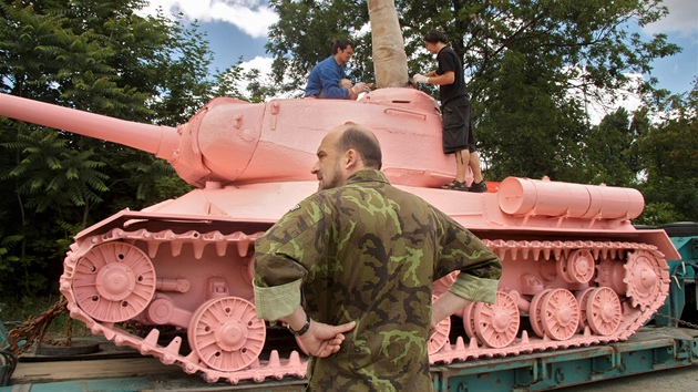 Výtvarník David erný dokonuje poslední úpravy na tanku, zatímco éf Vojenského historického ústavu Ale Kníek kontroluje pevoz. (20. ervna 2011)