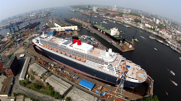 Lo Queen Mary 2 zakotvená v nmeckém Hamburku