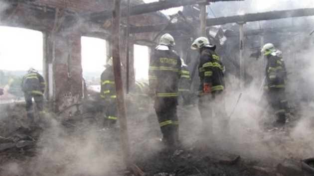 Zásah hasi pi poáru poloprázdného obchodního centra ve Fulneku na