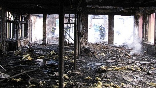 Spálenit po poáru poloprázdného obchodního centra ve Fulneku na