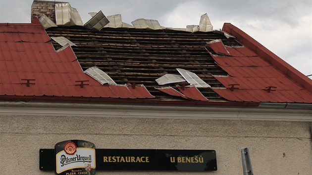 Tornádem poniená restaurace ve Starých ivicích (21. ervna 2011)
