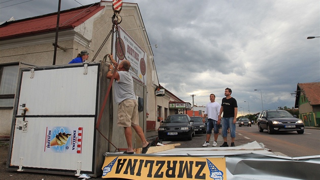 ZMRZLINA VZHRU NOHAMA. Tornádem pevrácený kiosek ve Starých ivicích (21. ervna 2011)