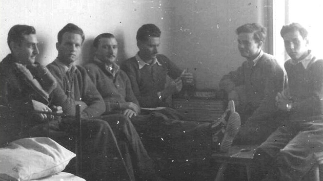 Izraelští piloti, kteří se v roce 1948 cvičili na letišti v Hradci Králové. Izraelští piloti, kteří se v roce 1948 cvičili na letišti v Hradci Králové.