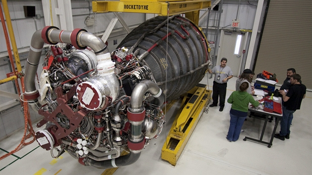 Motor raketoplánu, který se stal pedlohou pro umlou srdení pumpu.