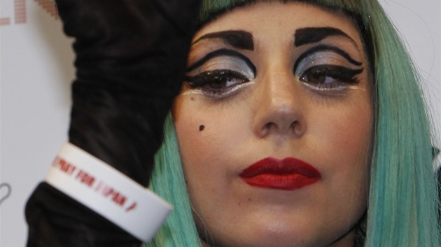 Lady Gaga pózuje v Japonsku se svým náramkem Lady Gaga pózuje v Japonsku se svým náramkem