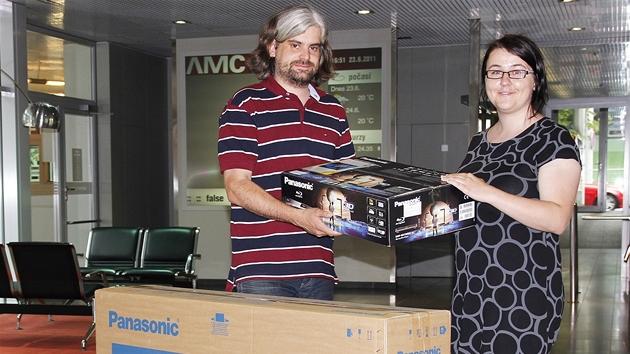 Šéfredaktor Technetu Jan Kužník předává 3D plazmu a 3D Blu-ray přehrávač Elišce Šéfredaktor Technetu Jan Kužník předává 3D plazmu a 3D Blu-ray přehrávač Elišce