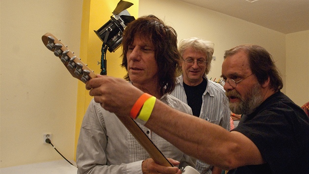 Peter Jurkovi (vpravo) a Stefan Milkov pedvaj Jeffu Beckovi kytaru