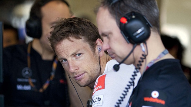 V BOXECH. Britský pilot Jenson Button z týmu McLaren v prbhu tréninkových