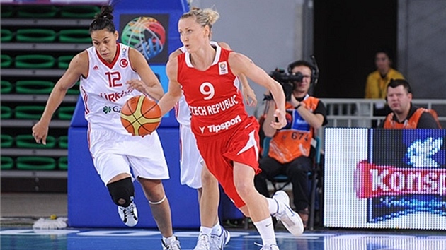 eská basketbalistka Kateina Bartoová (vpravo) pronika tureckou obranou.