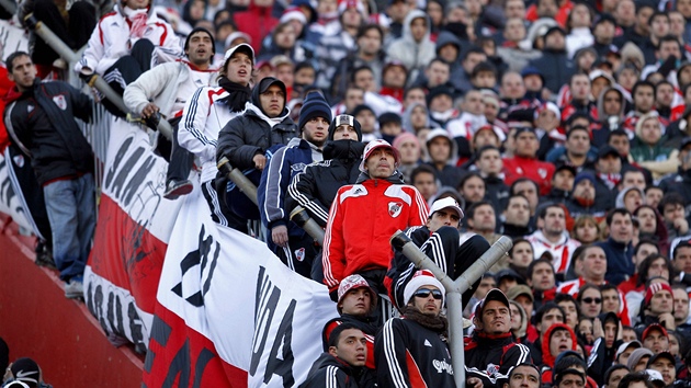 Neveícné pohledy fanouk River Plate. Jejich klub poprvé v 110 let dlouhé