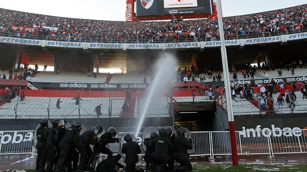 Fanouci River Plate se pustili po skonení zápasu do výtrností.