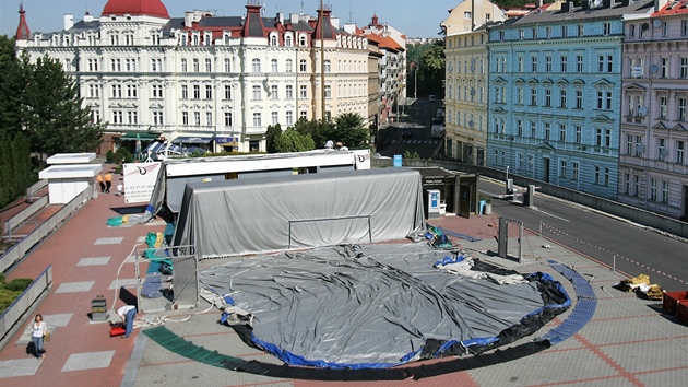 Nafukovací kino Espace Dorleans stojí kadoron na prostranství ped hotelem