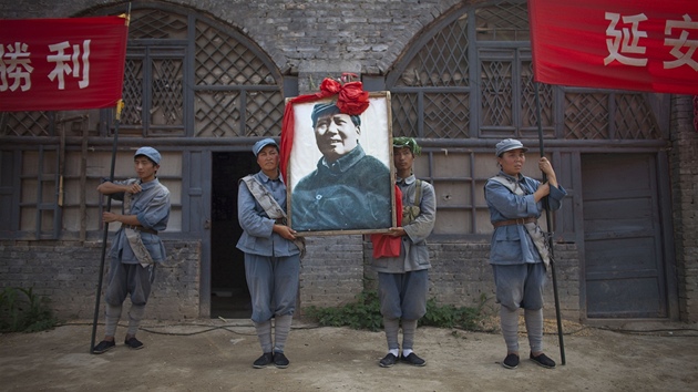 íané na pekingském námstí Tchien-an-men oslavují devadesátiny komunistické strany.