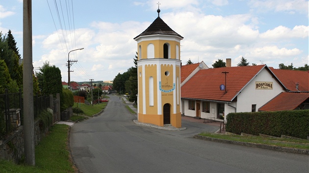 Pohled na zvonici a centrum Skaliky na Perovsku. Ta se stala vesnicí roku