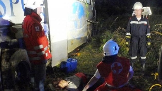 Hasii i policisté zasahují u nabouraného eského autobusu u dálnice A9.