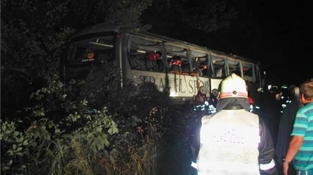 Hasii i policisté zasahují u nabouraného eského autobusu u dálnice A9.