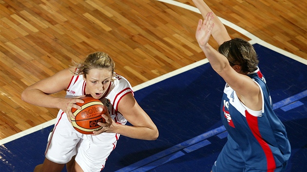 Polská reprezentantka Ewelina Kobrynová (vlevo). Polská reprezentantka Ewelina Kobrynová (vlevo).