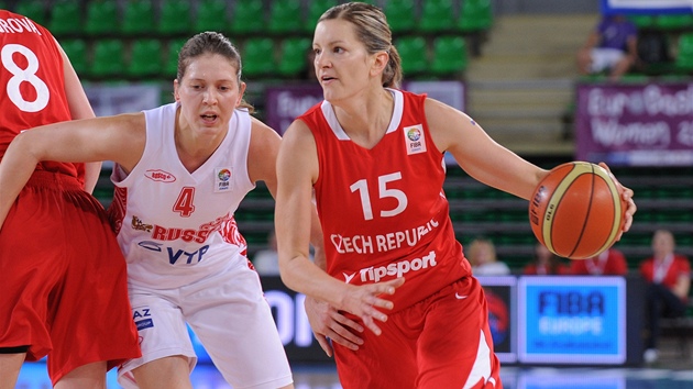 eská basketbalistka Eva Víteková (vpravo) uniká Olze Artinové z Ruska