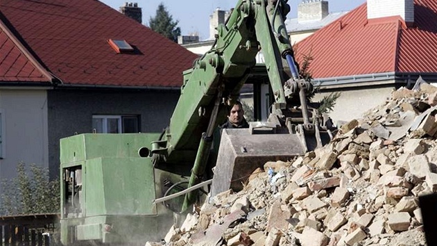 Demolice dlnické kolonie ve kolní ulici v Holeov, kde bydleli neplatii a Romové.