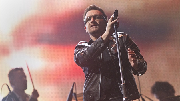 Glastonbury 2011 - Bono z irské skupiny U2