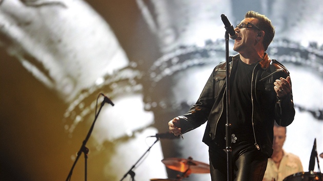 Bono Vox bhem vystoupení U2 na Glastonbury roku 2011.