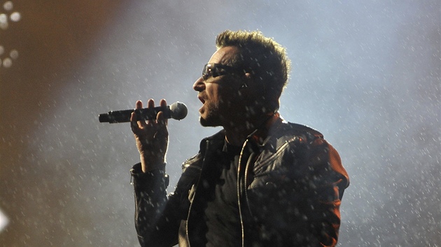 Bono Vox bhem vystoupení U2 na Glastonbury roku 2011.