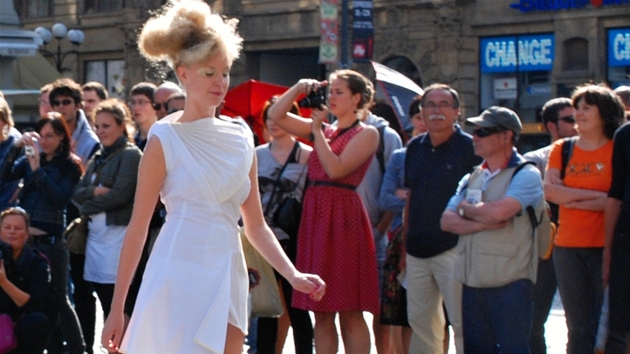 ást festivalu mladé módy Arcolor se odehrála i v praských ulicích.