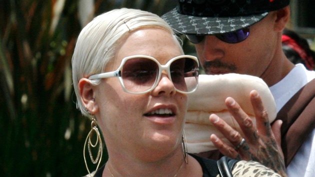 Pink a její manžel Carey Hart s dcerkou Willow Sage Pink a její manžel Carey Hart s dcerkou Willow Sage