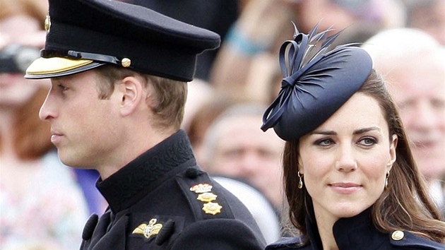 Vévoda a vévodkyn z Cambridge, William a Catherine. Kate oivila módu noení...
