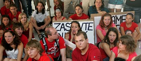 Studenti, rodie a uitelé z litomického gymnázia pijeli na krajské