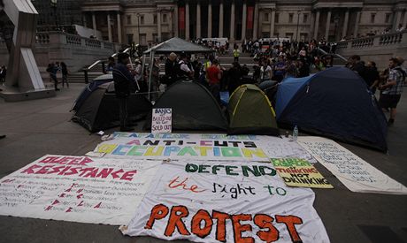 Britové protestují proti krtm (Trafalgar Square).