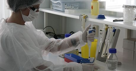 Podle výsledk test DNA nepatí tlo nalezené v srpnu v kufru plavajícím na hladin jezera na Perovsku mui z manelského páru z Perova, který zmizel v roce 2009. (Ilustraní snímek)