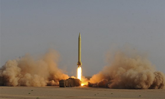 Iránské rakety Sagheb na vojenské pehlídce
