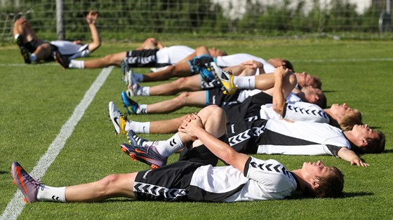 Jihlavtí fotbalisté se protahují na tréninku.
