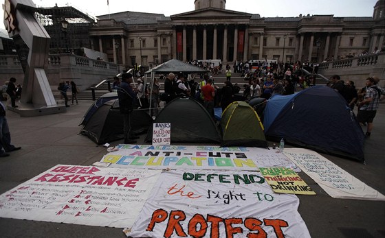 Britové protestují proti krtm (Trafalgar Square).