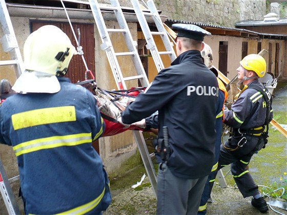 Hasii snáejí mue, který se zabil po pádu ze stech domu v Bezové u