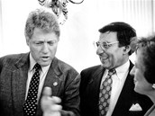 Leon Panetta pi debat s americkm prezidentem Billem Clintonem. (24.ervna