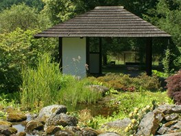Pavilon v japonskm stylu ve spodn sti zahrady pod alpnem