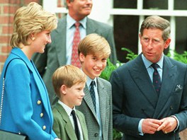 Princ William (13) s bratrem Harrym (11) a rodii, princeznou Dianou a princem...