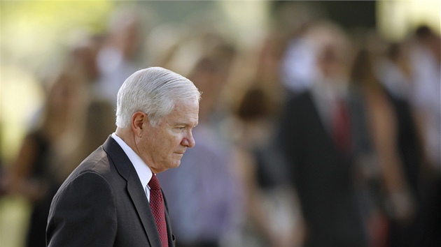 Robert Gates na hřbitově Arlington, kde spočívají američtí vojáci (28. června Robert Gates na hřbitově Arlington, kde spočívají američtí vojáci (28. června