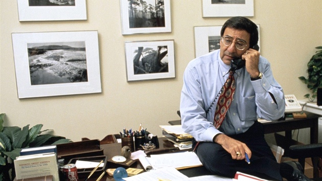 Leon Panetta ve své kancelái v Bílém dom na snímku ze srpna 1994.
