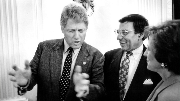 Leon Panetta pi debat s americkým prezidentem Billem Clintonem. (24.ervna