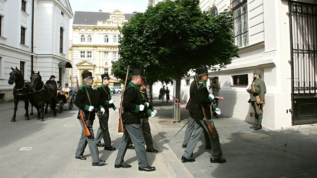 Slavnostní otevení muzea v Ústí nad Labem. Do muzea pochodují vojáci v