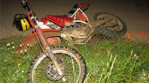 Terénní motocykl, na němž se opilý mladík bez řidičáku snažil ujet policistům a Terénní motocykl, na němž se opilý mladík bez řidičáku snažil ujet policistům a