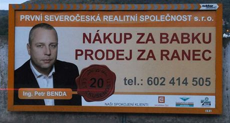 Petr Benda kvli svému podnikání v realitách elil i ped volbami takovýmto billboardm.