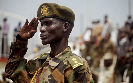 ilustraní snímek (voják Jiního Súdánu)