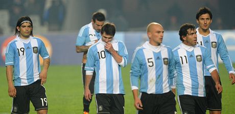 ROZPAKY. Zklamané tváe argentinských fotbalist po remíze s Bolívií.