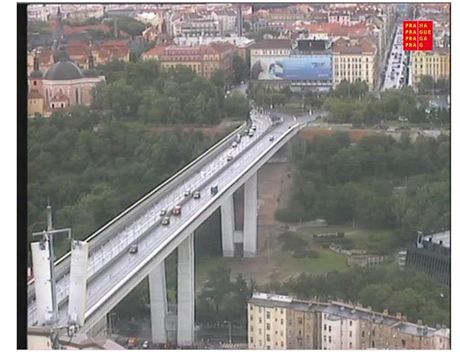 Pohled z kamery na praský Nuselský most, který nyní mohou idii sledovat i po jednotlivých úsecích.
