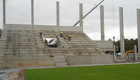 Stavba novch tribun na stadionu ve truncovch sadech v Plzni