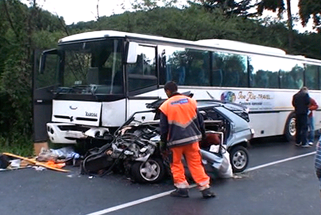 Sráka osobního auta a autobusu u Boislavi na Teplicku